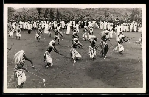 Foto-AK Watutsi in traditioneller Kleidung beim Tanz