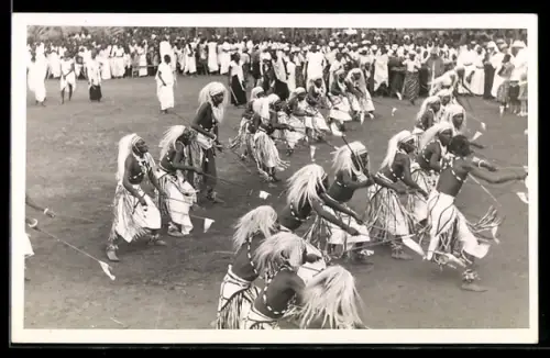 Foto-AK Tanzende Watutsi in traditioneller Kleidung