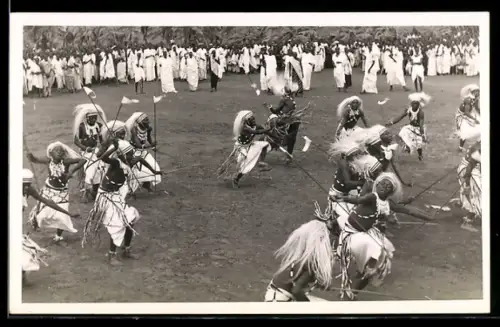 Foto-AK Jungen und Männer der Watutsi beim Tanz mit Zuschauern