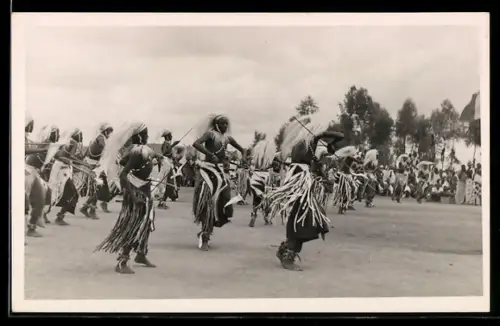 Foto-AK Watutsi-Männer beim Tanz mit traditioneller Kopfbedeckung
