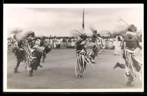 Foto-AK Watutsi mit traditioneller Kopfbedeckung beim Tanz
