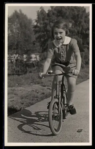 AK Junges Mädchen auf Fahrrad, 1937