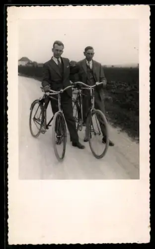 Foto-AK Zwei Herren mit Fahrrad bei einer Ausfahrt