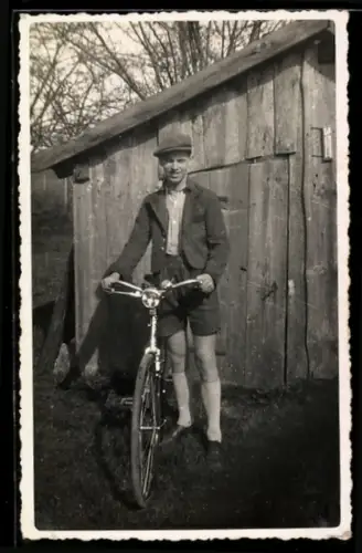 Foto-AK Junger Mann mit Fahrrad vor Schuppen, 1938