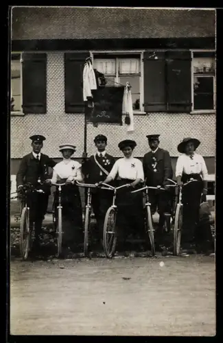 AK Frauen und Männer von einem Fahrradklub in Meckenbeuren