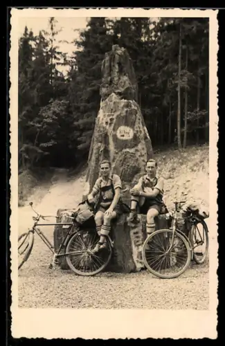 AK Zwei Herren in traditioneller Kleidung bei Ausfahrt mit Fahrrad
