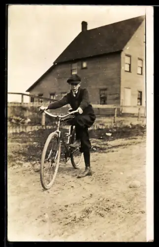 Foto-AK Junge steigt auf sein Fahrrad