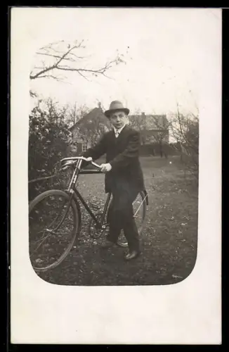 Foto-AK Junger Mann mit Fahrrad im Garten