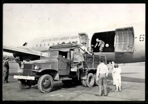 AK Berlin-Tempelhof, Militärflughafen Tempelhof, Frachtflugzeug auf Landebahn, Militär-LKW neben dem Flugzeug