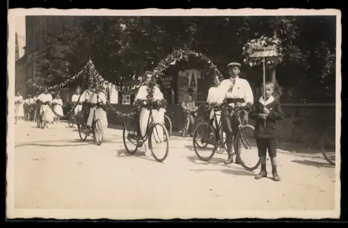 Foto-AK Frauen und Männer mit geschmückten Fahrrädern vom Fahrradklub Stein im Aargau