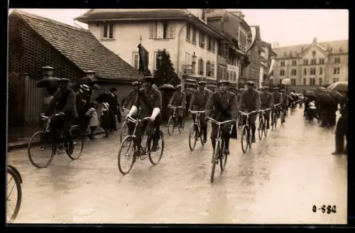 AK Schweizer Militärangehörige bei Formationsfahrt auf Fahrrad