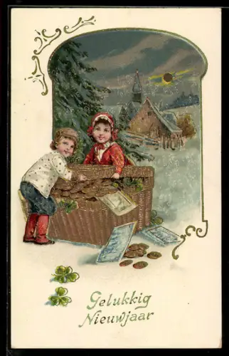 AK Kleines Paar mit Geldtruhe im Schnee, Kleeblätter, Ortschaft, goldene Sonne, Neujahrsgruss