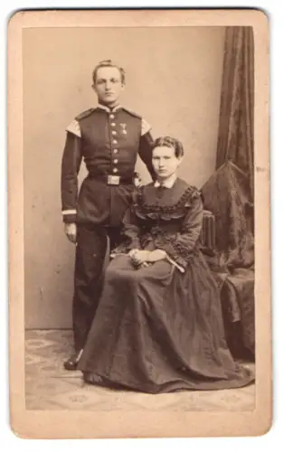 Fotografie Max Patzig, Freiberg, Ritterstrasse 522, Uffz.-Spielmann in Uniform mit Medaille und Seitenwaffe