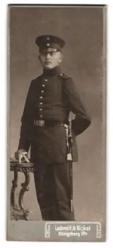 Fotografie Ludeneit & Nickel, Königsberg i. Pr., Soldat vom Jäger-Bataillon Nr. 108 in Uniform mit Bajonett