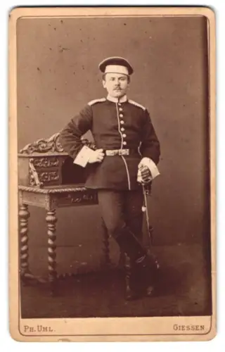 Fotografie Philipp Uhl, Giessen, Neue Anlage, Einjährig-Freiwilliger in Uniform mit Krätzchen und Säbel