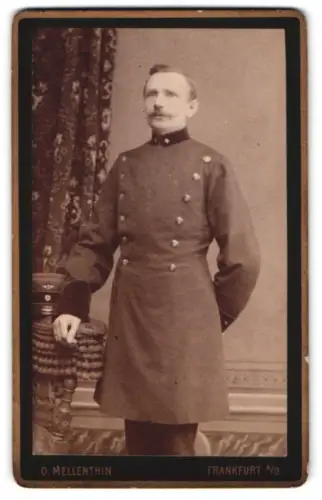 Fotografie Oscar Mellenthin, Frankfurt a. O., Offizier der Eisenbahntruppen im Überrock mit Schirmmütze
