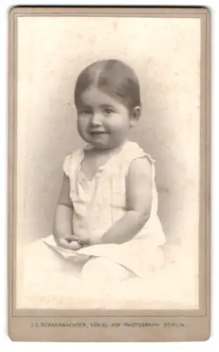 Fotografie J.C. Schaarwächter, Berlin, Leipziger Str. 130, Porträt eines sitzenden Kleinkinds