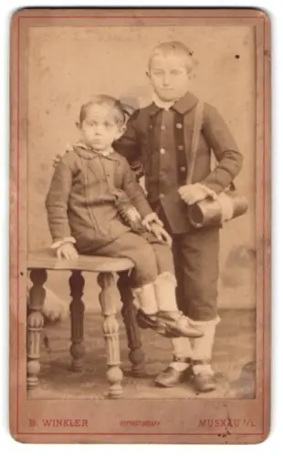 Fotografie B. Winkler, Muskau, Berlinerstr. 126, Zwei Jungen in traditioneller Kleidung