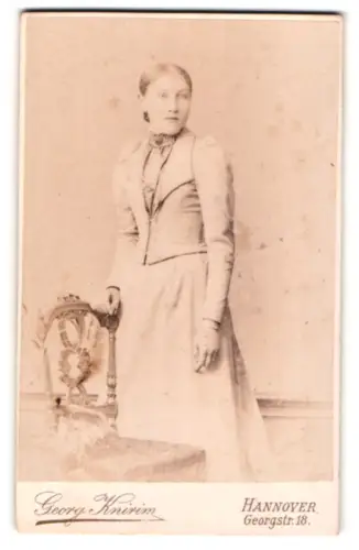 Fotografie Georg Knirim, Hannover, Georgstr. 18, Porträt einer Frau im eleganten Kleid