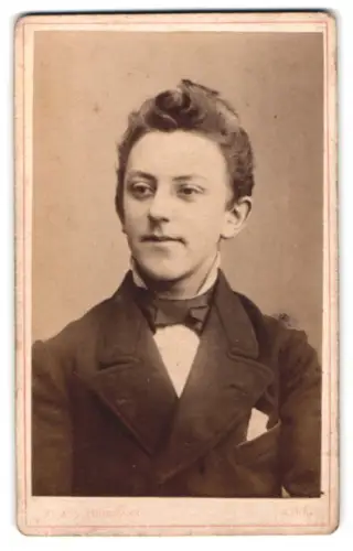 Fotografie Johann Thormann, Kiel, Vorstadt Nr. 5, Porträt eines jungen Mannes