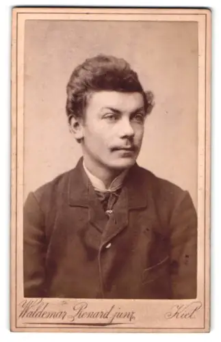 Fotografie Waldemar Renard, Kiel, Sophienblatt 18, Porträt eines jungen Mannes