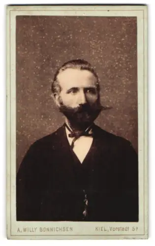 Fotografie A. Willy Bonnichsen, Kiel, Vorstadt 5, Porträt eines Herren