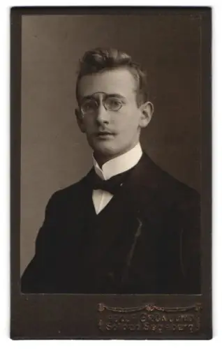 Fotografie Adolf Grönlund, Bad Segeberg, Porträt eines Herren mit Brille