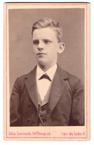 Fotografie Julius Loewensohn, Berlin, Unter den Linden 11, Junger Mann im Anzug