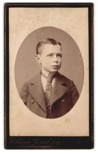 Fotografie Waldemar Renard jun., Kiel, Sophienblatt 18, Porträt eines Jungen mit Anzug