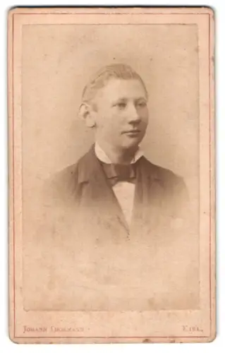 Fotografie Johann Thormann, Kiel, Vorstadt 5, Porträt eines jungen Mannes