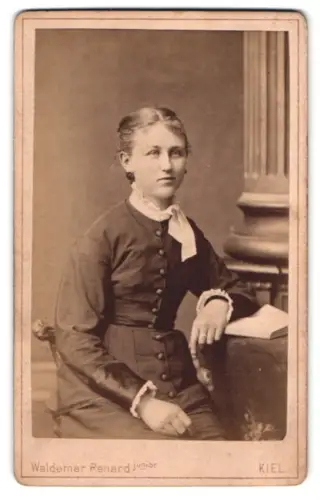 Fotografie Waldemar Renard, Kiel, Sophienblatt 18, Dame in eleganter Pose