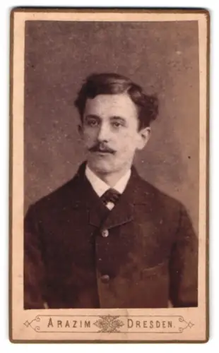 Fotografie Carl Arazim, Dresden, Amalienstrasse 17, Porträt eines Mannes mit Schnurrbart