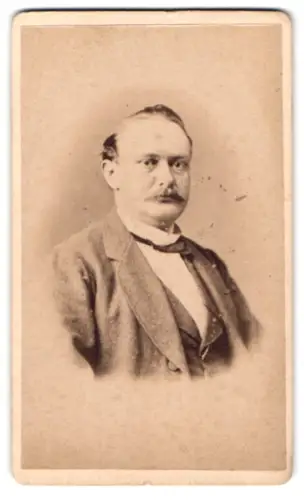 Fotografie Heinrich Krippendorff, Kiel, Vorstadt 5, Herr im Anzug mit Fliege