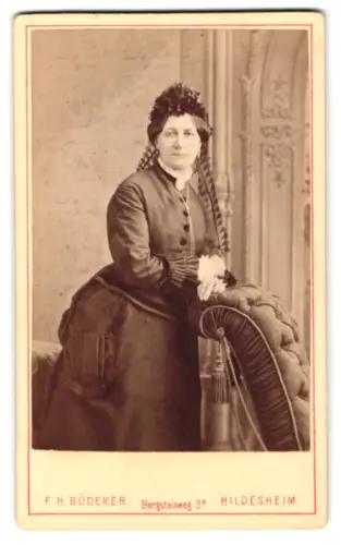 Fotografie F. H. Bödeker, Hildesheim, Bergsteinweg 3, Dame in elegantem Kleid
