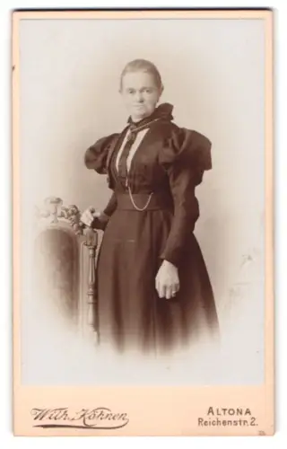 Fotografie Wilh. Köhnen, Altona, Reichenstr. 2, Frau in eleganter Kleidung