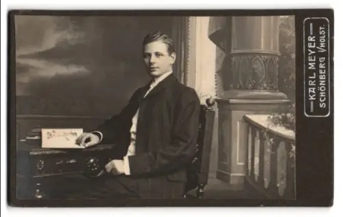 Fotografie Karl Meyer, Schönberg, Ein junger Mann am Schreibtisch
