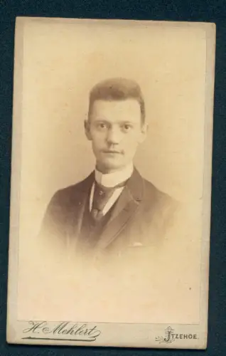 Fotografie H. Mehlert, Itzehoe, Breitestrasse 55, Portrait eines jungen Mannes