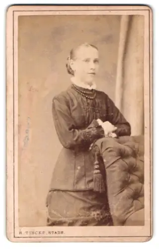 Fotografie R. Tibcke, Stade, Holzstrasse 239, Elegante Dame in vornehmer Pose