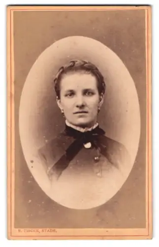 Fotografie R. Tibcke, Stade, Schmiedestrasse 239, Porträt einer jungen Frau