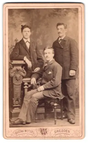 Fotografie Gustav Wetzel, Dresden, Prager Strasse 6, Drei Herren in Anzügen