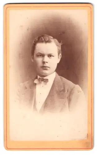 Fotografie Aug. Linde, Gotha, August-Strasse Nr. 3, Porträt eines jungen Mannes