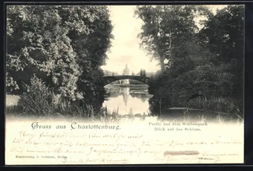 AK Berlin-Charlottenburg, Schlossparkpartie mit Brücke, Blick auf das Schloss