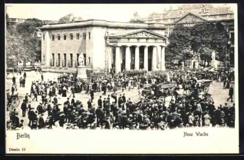 AK Berlin, Neue Wache, Platzansicht mit Menschenmenge