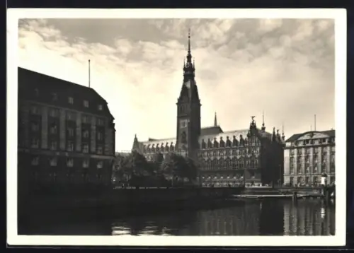 AK Hamburg, Rathaus, Ansicht vom Wasser aus