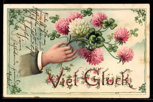 AK Männerhand hält Kleeblätter fest, Viel Glück