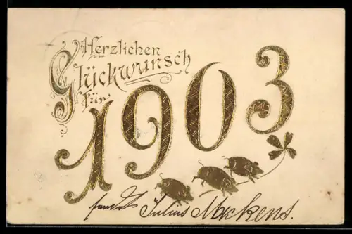 Präge-AK Neujahrsgruss in goldenen Zahlen mit Schweinen und Kleeblättern im Passepartout