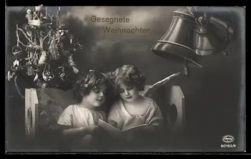 AK Weihnachtsengel zwischen Weihnachtsbaum und Glocken