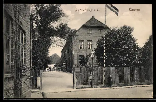 AK Ratzeburg i. L., Kaserne mit Strassenpartie