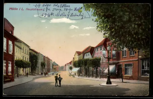 AK Mölln i. L., Hauptstrasse mit Schuljungen