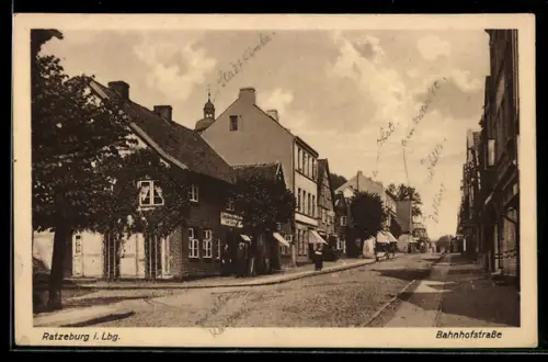 AK Ratzeburg i. Lbg., Bahnhofstrasse mit Gaststätte Zum alten Brauhaus